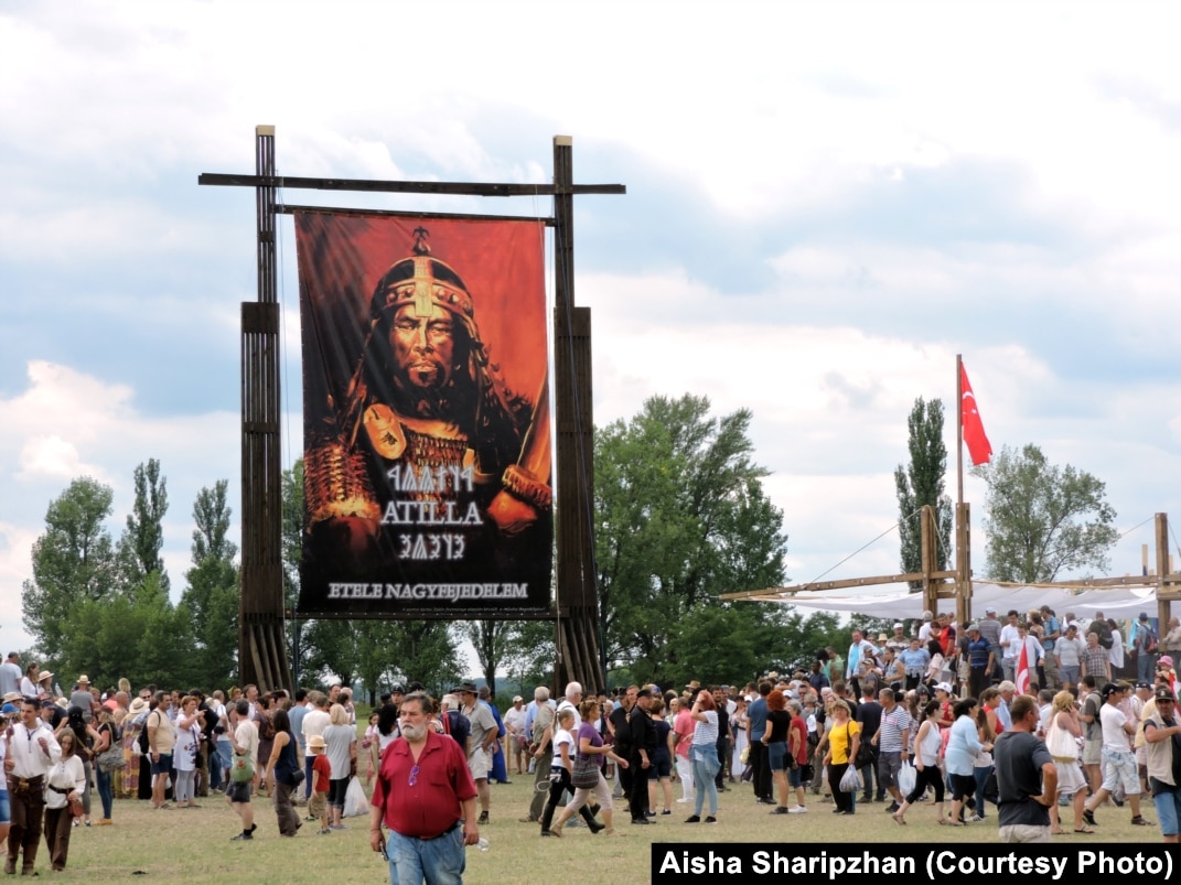 Yosh ona jinsiy aloqa qilishni xohlaydi Porno yigit va qiz erkalash