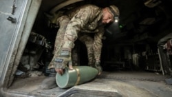 Военнослужащий ВСУ заряжает гаубицу на фронте под Часовым Яром в Донецкой области