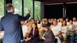 Premierul desemnat, Vasile Tofan (cu spatele), la una din întâlnirile sale cu micii antreprenori, 15 iulie 2026