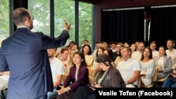 Premierul desemnat, Vasile Tofan (cu spatele), la una din întâlnirile sale cu micii antreprenori, 15 iulie 2026