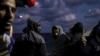 بیشتر مهاجران غیرقانونی خود را با قایق‌ از مسیرهای پرخطر در دریای مدیترانه و یا اقیانوس اطلس به اروپا می‌رسانند