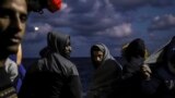 بیشتر مهاجران غیرقانونی خود را با قایق‌ از مسیرهای پرخطر در دریای مدیترانه و یا اقیانوس اطلس به اروپا می‌رسانند