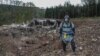Пиротехник исследует место взрыва на складе в Врбетице. Чехия, 20 октября 2014 года