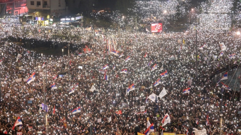 Rruga politike e Serbisë pas një viti protestash antiqeveritare