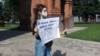 Активистка Екатерина Чернявская на пикете в Краснодаре
