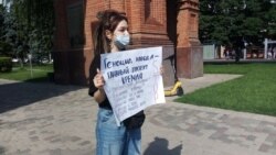 Активистка Екатерина Чернявская на пикете в Краснодаре