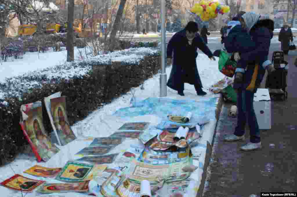 У Свято-Вознесенского собора в день Рождества. Алматы, 7 января 2014 года.