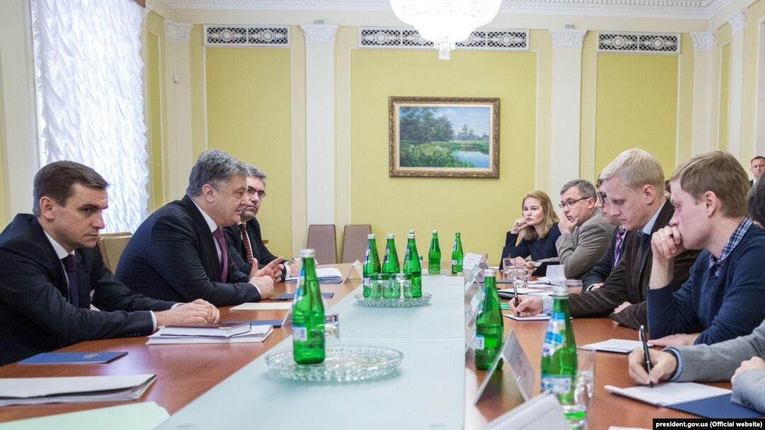 Ukrainian President Petro Poroshenko (second from left) meets with representatives of anticorruption NGOs in Kyiv on March 27. 
