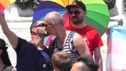 Гей-парад під захистом поліції (відео)