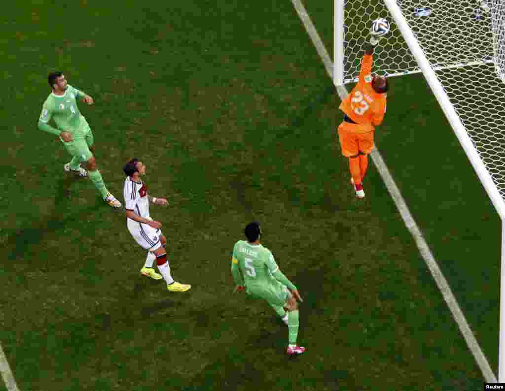 Almaniya-Əlcəzair &ndash; 2:1. Əlcəzair komandasının qapıçısı Rais Mbolhi &nbsp;zərbəni dəf edir.