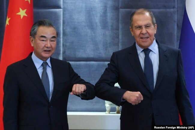 Министры иностранных дел Китая и России Ван И и Сергей Лавров
