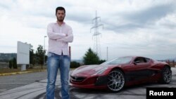 Mate Rimac pored električnog automobila Concept One u Zagrebu, 31. kolovoza 2012. 