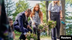 Norveški princ Haakon i princeza Ingrid polažu cvijeće na otoku Utoeya gdje je Breivik ubio 69 osoba.