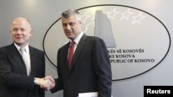 Kosovar Prime Minister Hashim Thaci (right) and British Foreign Secretary William Hague attend a news conference after their meeting in Pristina on October 25.