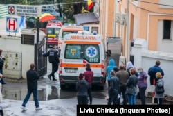 Rudele pacienților la poarta ambulanțelor de la Spitalul de Boli Infecțioase „Sfânta Parascheva” din Iași