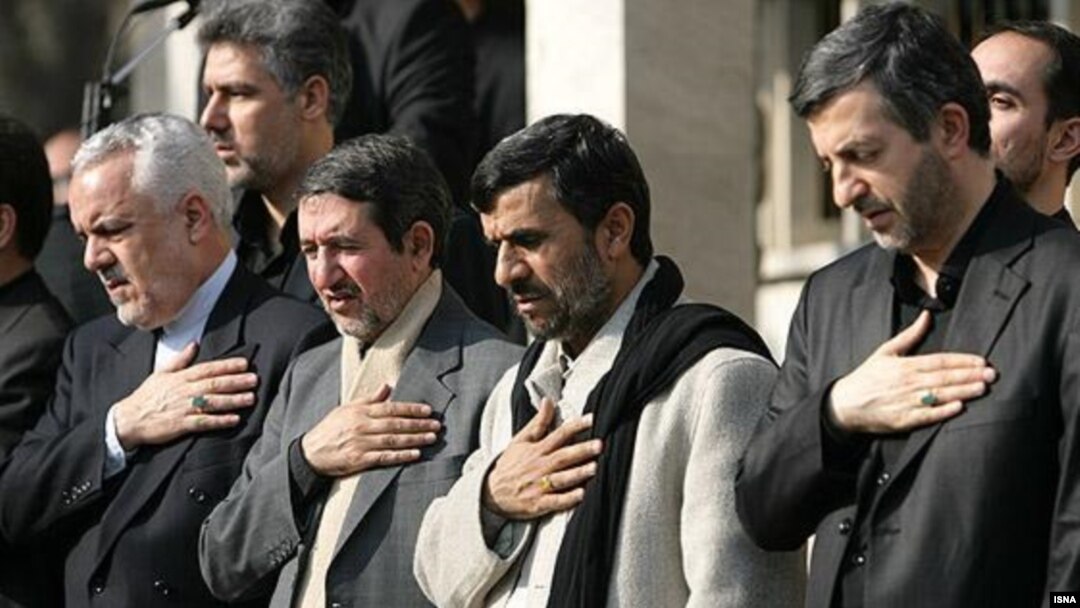 اصولگرایان حامی رهبر جمهوری اسلامی، از نزدیکان و اطرافیان محمود احمدی‌نژاد و به ویژه اسفندیار رحیم‌مشایی (راست) با عنوان «جریان انحرافی» یاد می‌کنند. 