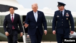 Президентът на САЩ Доналд Тръмп се качва на борда на Air Force One заедно с държавния секретар Марко Рубио (вляво) при излитане от базата Андрюс в Мериленд, САЩ, 20 март 2026 г.