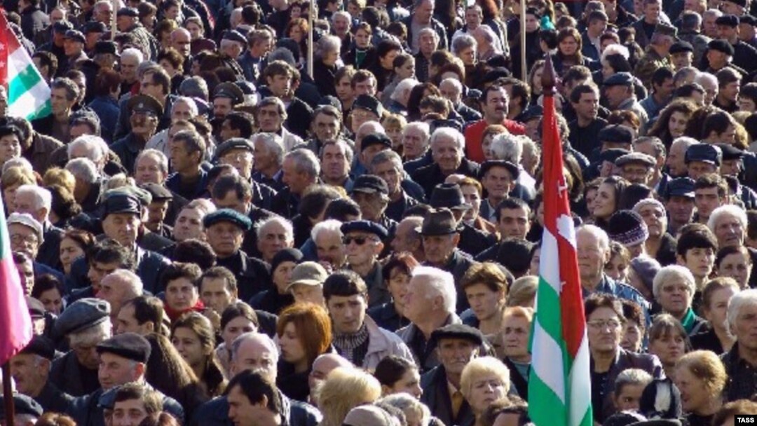 Сегодняшняя акция оппозиции в Сухуми была достаточно многолюдной