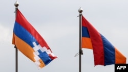 Прапори Вірменії (праворуч) і Нагірного Карабаху майорять у Степанакерті, столиці Нагірного Карабаху. Жовтень 2020 року