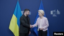 ვოლოდიმირ ზელენსკი (მარცხნივ) და ურზულა ფონ დერ ლაიენი. ბრიუსელი, 17 აგვისტო, 2025.