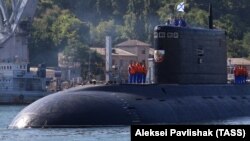 Submarinul Krasnodar se întoarce acasă după ce a participat la lupta împotriva Statului Islamic în Siria, în portul Sevastopol de la Marea Neagră, Crimeea, 9 august 2017.