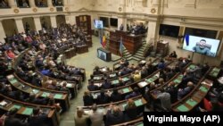 Президент України Володимир Зеленський (на екрані) під час звернення через відеозв'язок до парламенту Бельгії, Брюссель, 31 березня 2022 року. Він висловив упевненість, що в «поважних штаб-квартирах» у Бельгії повністю усвідомлюють загрозу з боку Росії