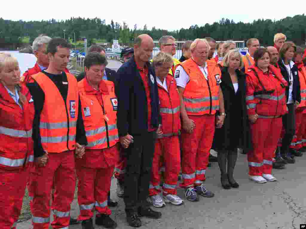 Ministar zdravlja, Ana-Grete Stroem-Eriksen, Sven Molekleiv, šef norveškog Crvenog krsta i volonteri iz Crvenog krsta i drugih organizacija tokom minute ćutanja, Norveška, 25. jul 2011.