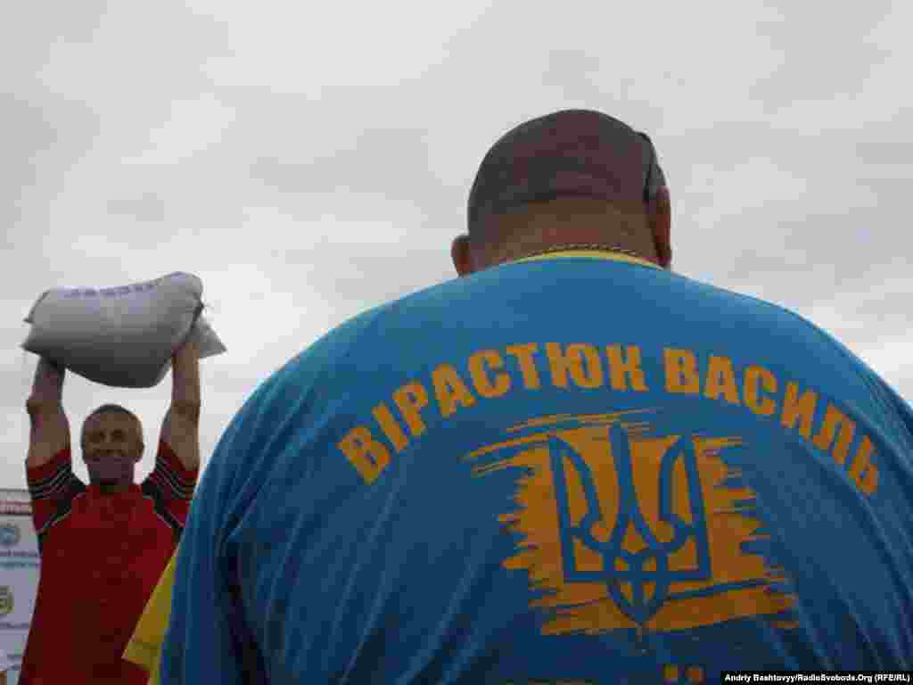 Підіймати 70 кілограмів піску ще важче, коли суддя - Василь Вірастюк, найсильніша людина у світі.