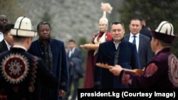 Президент Садыр Жапаров жана Фор Эссозимна Гнассингбе. Ала-Арчадагы маданий иш-чарада. 28-апрель.