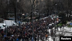 Oamenii protestează împotriva personalului Serviciului de Imigrare și Vamă al Statelor Unite (ICE) care va ajuta la protejarea delegațiilor americane la Jocurile Olimpice de iarnă Milano Cortina 2026. Milano, 6 februarie 2026.