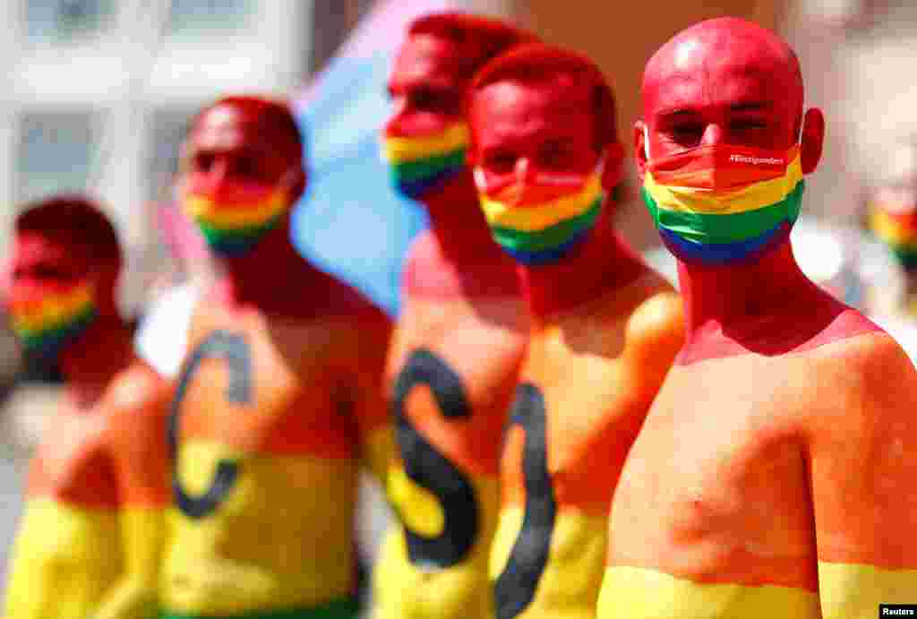 Ez a kép a Christopher Street Day, illetve Gay Pride nevű felvonuláson készült 2020 júliusában, Németországban.