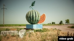 Një skulpturë në formë shalqiri në Herson.