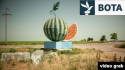Një skulpturë në formë shalqiri në Herson.
