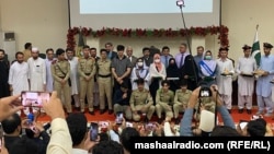 د لوړو مقامونو ګټونکي زده کوونکي د کواټ بورډ او تعلیم وزارت له چارواکو سره - د اګست ۳۰مې انځور.
