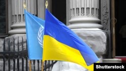 Флаги ООН и Украины