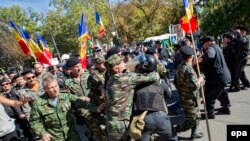 Сутички між поліцією та протестувальниками, Кишинів, 4 жовтня 2015 