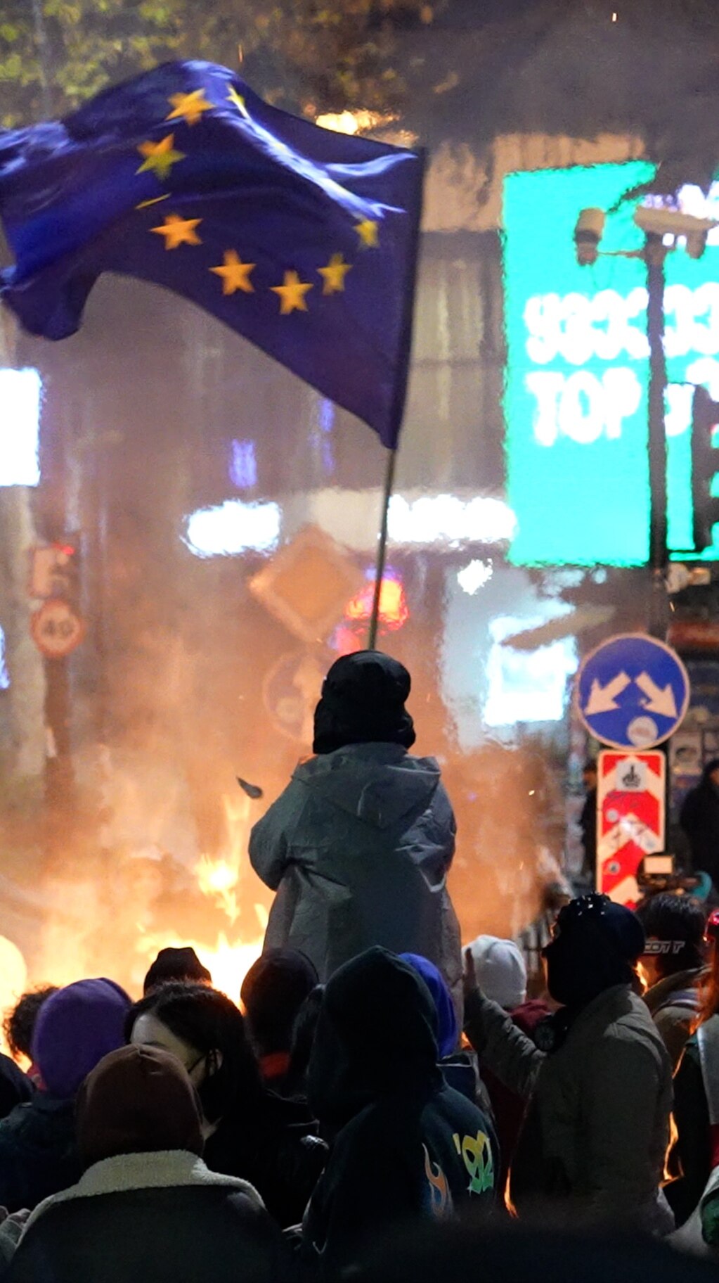 „Sunt aici pentru viitorul meu”: Studenții georgieni protestează după ce guvernul a amânat aderarea la UE