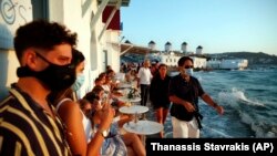 Građani sjede u Maloj Veneciji na ostrvu Mikonos u Egejskom moru, Grčka, 16. august 2020.