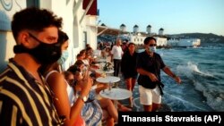 Илустрација: Туристи на Миконос
