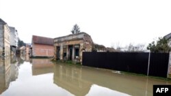 Хрватска-поплавена улица во близина на границата со Босна и Херцеговина 
