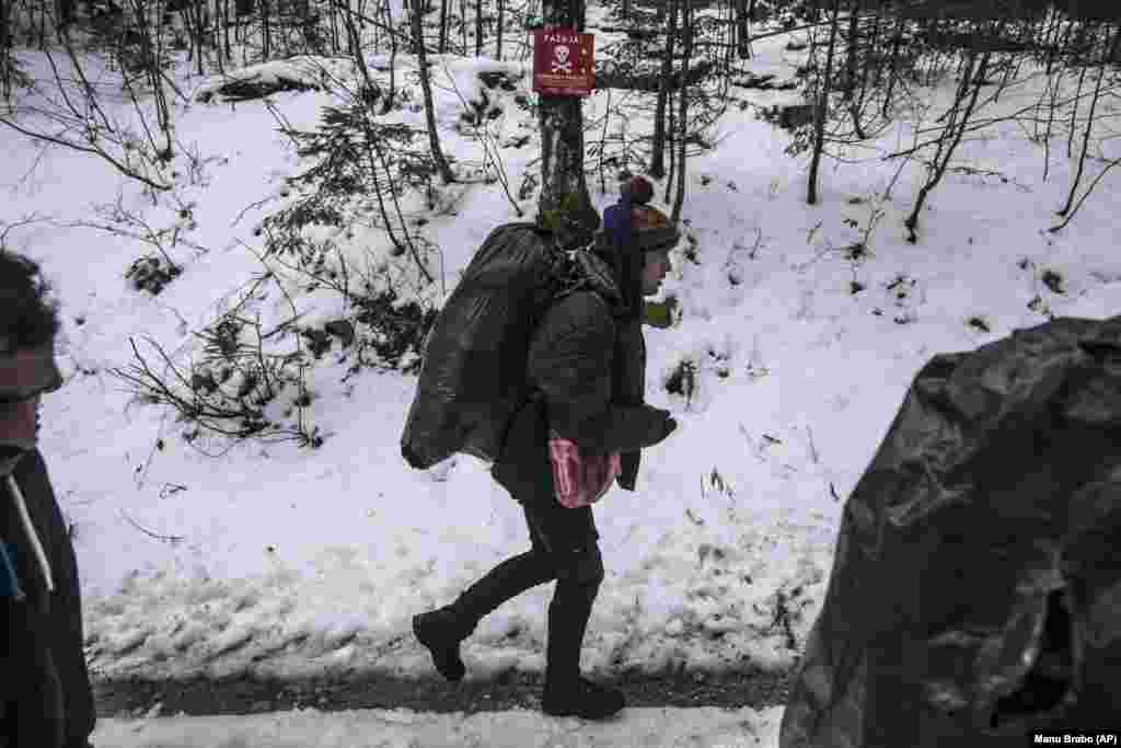 Afganistanski migranti hodaju kroz planinsko područje u blizini Bihaća za koje se vjeruje da je i dalje minirano.