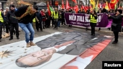 Антитурецкая демонстрация курдов в Стокгольме.