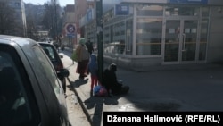 Jedna od žrtava je i L.S. koja je u februaru 2020. godine zatečena kako s bebom prosi na ulicama Banjaluke, na sjeverozapadu Bosne i Hercegovine. Imala je 15 godina.