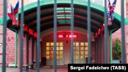 A view of the entrance to the building of the Anglo-American School of Moscow 