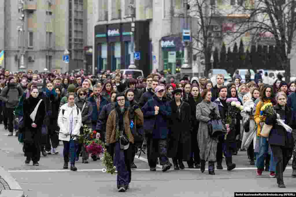 Люди йдуть попрощатися та віддати шану загиблому Костянтину Гузенку