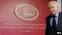 Медијаторот Метју Нимиц за време на неговата посета на Македонија во 2010 година. 