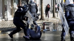 Një zyrtar policor në Shqipëri godet një protestues pasi e rrëzon përtokë. Tiranë, 16 tetor 2026 
