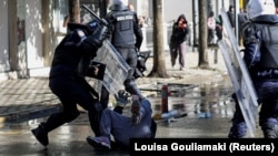 Një zyrtar policor në Shqipëri godet një protestues pasi e rrëzon përtokë. Tiranë, 16 tetor 2026 