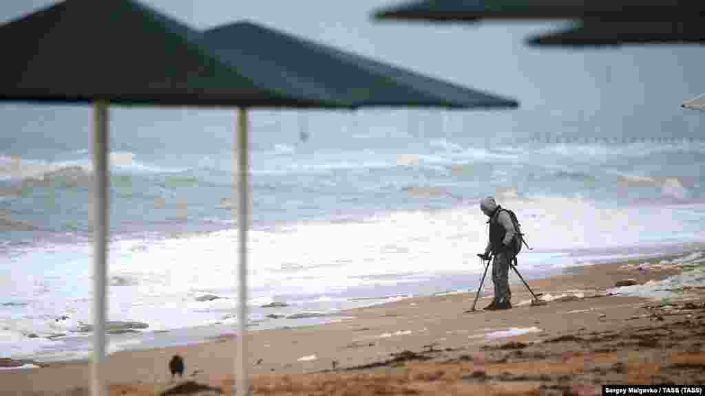 Чоловік з металодетектором на пляжі у селищі Берегове