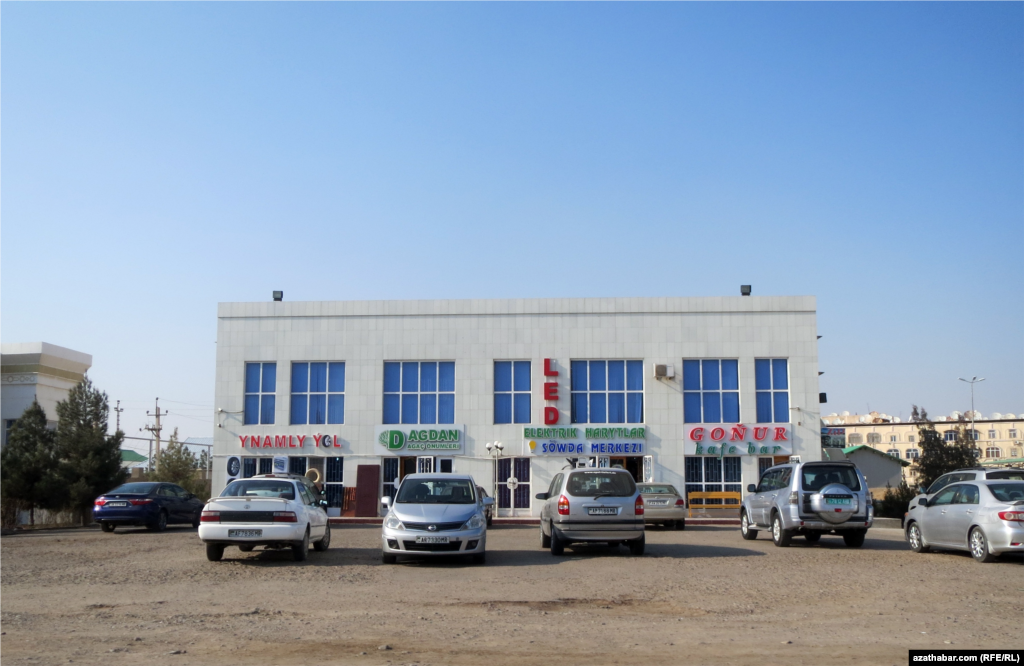 Söwda merkeziniň öňündäki awtoduralga&nbsp;&nbsp;